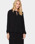 Saint Tropez Hooma bluse – forfra på modell