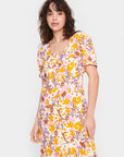 Saint Tropez Eiko lang kjole med blomsterprint – nærbilde på modell