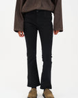 Ivy Copenhagen Johanna Kick Flare jeans – forfra på modell, utsnitt