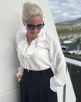 Aminea Ruffle Blouse i hvit i polyester, bluse fra Neo Noir hos Image Mandal