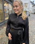 Aliahrv Dress i sort stylet antrekk, kjole fra Ravn Ravn hos Image Mandal