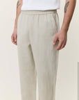 Linen Casual Pants i light sand sett fra siden, bukse fra Les Deux hos Image Mandal