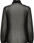 Lilja Crincle Shirt i sort på modell, bluse fra Saint Tropez hos Image Mandal