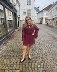 Lola Sleeve Dress i burgunder i polyester, kjole fra Designers Remix hos Image Mandal