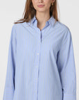 Dita Twin Stripe Shirt i lyseblå sett fra siden, bluse fra Neo Noir hos Image Mandal