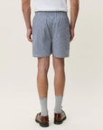 Stripe Seersucker Swim Shorts i mørkeblå bakfra, badetøy fra Les Deux hos Image Mandal