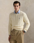 Long-Sleeve Driver Crewneck Pullover i kremhvit sett fra siden, genser fra Polo Ralph Lauren hos Image Mandal