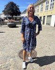 poppy short navy i - - - -, kjole fra Oneseason, sett fra siden – Image Mandal