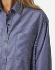 Dalma B Stripe Shirt i marineblå stylet antrekk, bluse fra Neo Noir hos Image Mandal