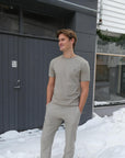 Norregaard Contrast T-shirt i beige på modell, t-skjorte fra Les Deux hos Image Mandal