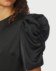 Benua Heavy Sateen Blouse i sort på modell, skjorte fra Neo Noir hos Image Mandal