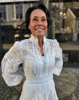 Aliah Needle Dress i blå på modell, kjole fra Ravn Ravn hos Image Mandal