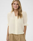 Kristelsz Shirt i hvit på modell, skjorte fra Saint Tropez hos Image Mandal