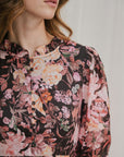 Aberto Big Flower Dress i sort sett fra siden, kjole fra Neo Noir hos Image Mandal