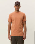 Core Contrast T-Shirt i oransje sett fra siden, t-skjorte fra Les Deux hos Image Mandal