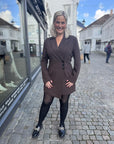 Exa Dress i sort coffe i polyester, kjole fra Urban Pioneers hos Image Mandal