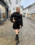 Aliahrv Dress i sort alternativt utsnitt, kjole fra Ravn Ravn hos Image Mandal