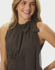 Marli Solid Chiffon Dress i dus brun stylet antrekk, kjole fra Neo Noir hos Image Mandal