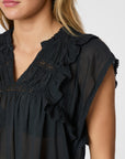 Jayla Voile Top i marineblå på modell, bluse fra Neo Noir hos Image Mandal