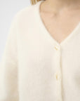 debbie cardigan i egret, cardigans fra Gestuz, nærbilde – Image Mandal