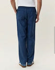Linen Comfort Suit Pants i mørkeblå sett fra siden, bukse fra Les Deux hos Image Mandal
