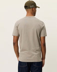 Norregaard Contrast T-shirt i sand stylet antrekk, t-skjorte fra Les Deux hos Image Mandal