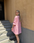 Indiana Dress i washed pink, kjole fra Once Untold, stylet – Image Mandal