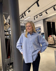 Dalma Decoration Shirt i Light Blue, skjorte fra Neo Noir hos Image Mandal