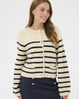 Olenasz Cardigan i seedpearl nærbilde av detaljer, cardigan fra Saint Tropez hos Image Mandal