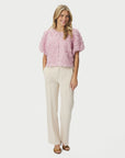 Aisa Flower Blouse på modell, skjorte fra Neo Noir hos Image Mandal