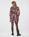 Aberto Big Flower Dress i sort på modell, kjole fra Neo Noir hos Image Mandal