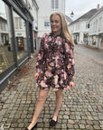 Aberto Big Flower Dress i sort styling-inspirasjon, kjole fra Neo Noir hos Image Mandal