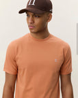 Core Contrast T-Shirt i oransje nærbilde av detaljer, t-skjorte fra Les Deux hos Image Mandal