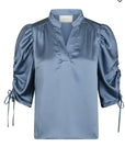 Alvira Drapy Satin Blouse i dus blå sett fra siden, bluse fra Neo Noir hos Image Mandal