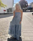 Cosette Dress - Blue Lace i blå på modell, kjole fra Golightly hos Image Mandal