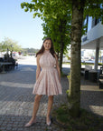 Princess Lace Dress i rosa alternativt utsnitt, kjole fra Golightly hos Image Mandal