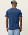 Norregaard Contrast T-shirt i blå nærbilde av detaljer, t-skjorte fra Les Deux hos Image Mandal