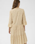 Edasz Dress i creme sort mini dots stylet antrekk, kjole fra Saint Tropez hos Image Mandal