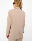 Andrea Essential Blazer i khaki sett fra siden, blazer fra Ivy Copenhagen hos Image Mandal
