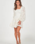 Sophie Lace Dress i hvit bakfra, kjole fra Golightly hos Image Mandal