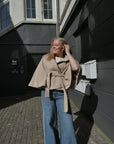 Zanna Cape i beige ekstra vinkel, yttertøy fra Neo Noir hos Image Mandal