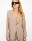 Andrea Essential Blazer i khaki i polyester, blazer fra Ivy Copenhagen hos Image Mandal