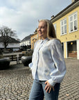 Ameliacc Emb Shirt i pale blå nærbilde av detaljer, skjorte fra Co'couture hos Image Mandal