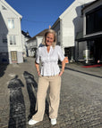 Poppycc Emb Ss V-shirt i hvit i bomull, bluse fra Co'couture hos Image Mandal