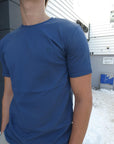 Norregaard Contrast T-shirt i blå på modell, t-skjorte fra Les Deux hos Image Mandal