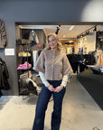 Rosella Boucle Mini Jacket i taupe i polyester, yttertøy fra Neo Noir hos Image Mandal