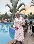 Marie Maxi Dress i krem med rosa/lilla sett fra siden, kjole fra Milli & Me hos Image Mandal