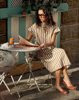Zalindasz Ss Dress i tiger's eye ice stripet stylet antrekk, kjole fra Saint Tropez hos Image Mandal