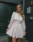 Queen Satin Dress i rosa detaljbilde, kjole fra Golightly hos Image Mandal