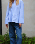 Dita Twin Stripe Shirt i lyseblå, bluse fra Neo Noir hos Image Mandal